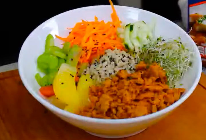 Poke-Bowl-de-arroz-vegetales-y-carnitas-de-Atun-Tuny